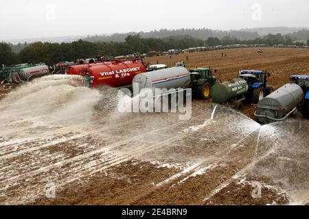 Migliaia di agricoltori con 400 trattori scaricano circa 4 milioni di litri di latte in un giacimento a Ciney, nel Belgio meridionale, il 16 2009 settembre, poiché la rabbia è precipitata sul calo dei prezzi. L'ultima azione in tutta l'Europa è stata intrapresa dopo il ministero delle aziende agricole dell'Unione europea Foto Stock