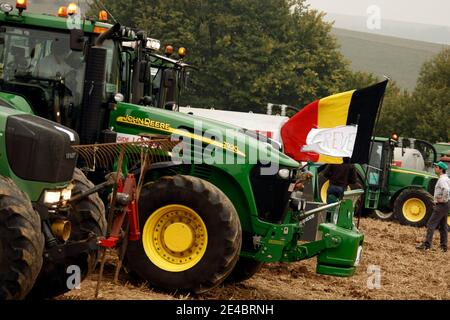 Migliaia di agricoltori con 400 trattori scaricano circa 4 milioni di litri di latte in un giacimento a Ciney, nel Belgio meridionale, il 16 2009 settembre, poiché la rabbia è precipitata sul calo dei prezzi. L'ultima azione in tutta l'Europa è stata intrapresa dopo il ministero delle aziende agricole dell'Unione europea Foto Stock