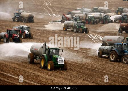 Migliaia di agricoltori con 400 trattori scaricano circa 4 milioni di litri di latte in un giacimento a Ciney, nel Belgio meridionale, il 16 2009 settembre, poiché la rabbia è precipitata sul calo dei prezzi. L'ultima azione in tutta l'Europa è stata intrapresa dopo il ministero delle aziende agricole dell'Unione europea Foto Stock