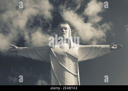 Vista ad angolo basso della statua di Cristo degli Ozarks, Eureka Springs, Arkansas, USA Foto Stock