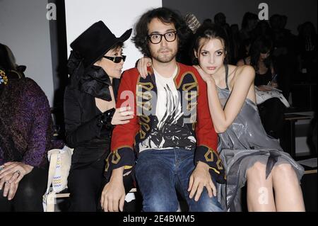 (L-R) Yoko Ono, Sean Lennon e il modello Charlotte Kemp Muhl partecipano alla presentazione ThreeASFOUR Primavera/estate 2010 durante la settimana della Moda Mercedes-Benz presso gli studi del latte il 17 settembre 2009 a New York Foto di Mehdi Taamallah/ABACAPRESS.COM (nella foto: Yoko Ono, Sean Lennon, Charlotte Kemp Muhl) Foto Stock