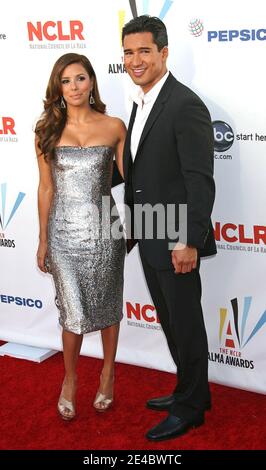 EVA Longoria Parker e Mario Lopez arrivano ai 2009 ALMA Awards alla Royce Hall del campus UCLA di Westwood, California. 17 settembre 2009. (Nella foto: EVA Longoria Parker, Mario Lopez). Foto di Baxter/ABACAPRESS.COM Foto Stock