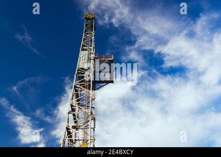 Vista ad angolo basso di una piattaforma di perforazione a olio, Parker Drilling Rig 114, Elk City, Beckham County, Oklahoma, USA Foto Stock