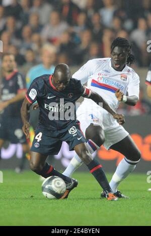 Claude Makelele del PSG si batte per la palla con il Bafetimbi Gomis di Lione durante la prima partita di calcio della Lega Francese, Paris Saint-Germain vs Olympique Lyonnais allo stadio Parc des Princes di Parigi, Francia, il 20 settembre 2009. La partita si è conclusa con un sorteggio di 1-1. Foto di Henri Szwarc/ABACAPRESS.COM Foto Stock