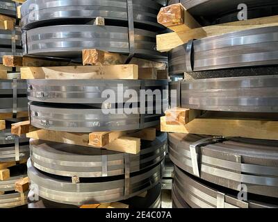 particolare di una bobina d'acciaio impilata l'una sull'altra, materia prima, stampaggio a freddo, Foto Stock