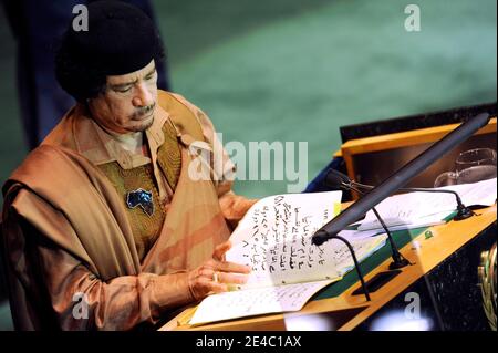 Il leader libiano Moammar Gadhafi si rivolge all'Assemblea Generale delle Nazioni Unite presso la sede delle Nazioni Unite a New York City, NY, USA il 23 settembre 2009. Foto di Mehdi Taamallah/ABACAPRESS.COM (nella foto: Moammar Gadhafi) Foto Stock