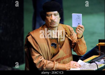 Il leader libiano Moammar Gadhafi si rivolge all'Assemblea Generale delle Nazioni Unite presso la sede delle Nazioni Unite a New York City, NY, USA il 23 settembre 2009. Foto di Mehdi Taamallah/ABACAPRESS.COM (nella foto: Moammar Gadhafi) Foto Stock