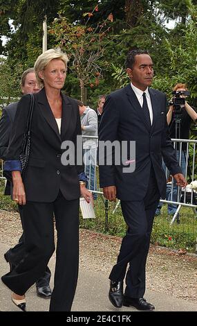 La principessa Anna di Borbone-Sicilia partecipa alla messa funeraria dell'attore e cantante francese Filip Nikolic alla chiesa ortodossa di Sainte-Genevieve-des-Bois, a sud di Parigi, Francia il 24 settembre 2009. Filip Nikolic, ex cantante del famoso boyband 2B3, morì all'età di 35 anni di un attacco di cuore a causa di una combinazione di pillole che aveva usato per dormire. Divenne famoso in Francia e in Europa nel 1996 dopo aver creato la prima boyband francese con i suoi due migliori amici Adel Kachermi e Frank Delay. Foto di Giancarlo Gorassini/ABACAPRESS.COM Foto Stock