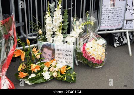 Atmosfera alla messa funeraria di francese (con radici serbe) attore e cantante Filip Nikolic alla chiesa ortodossa di Sainte-Genevieve-des-Bois, a sud di Parigi, Francia il 24 settembre 2009. Filip Nikolic, ex cantante del famoso boyband 2B3, morì all'età di 35 anni di un attacco di cuore a causa di una combinazione di pillole che aveva usato per dormire. Divenne famoso in Francia e in Europa nel 1996 dopo aver creato la prima boyband francese con i suoi due migliori amici Adel Kachermi e Frank Delay. Foto di Giancarlo Gorassini/ABACAPRESS.COM Foto Stock