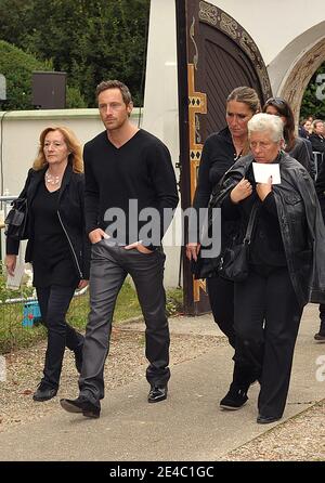 Franck Delay partecipa alla messa funeraria dell'attore e cantante francese Filip Nikolic nella chiesa ortodossa di Sainte-Genevieve-des-Bois, a sud di Parigi, Francia, il 24 settembre 2009. Filip Nikolic, ex cantante del famoso boyband 2B3, morì all'età di 35 anni di un attacco di cuore a causa di una combinazione di pillole che aveva usato per dormire. Divenne famoso in Francia e in Europa nel 1996 dopo aver creato la prima boyband francese con i suoi due migliori amici Adel Kachermi e Frank Delay. Foto di Giancarlo Gorassini/ABACAPRESS.COM Foto Stock