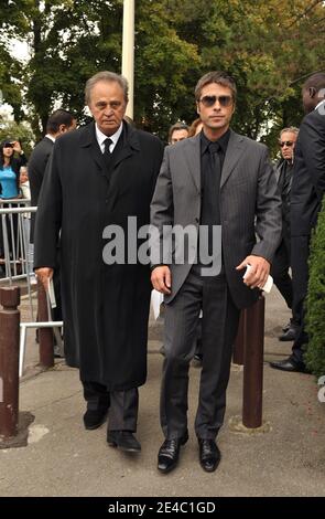 Roger Hanin e Anthony Dupray frequentano la messa funeraria dell'attore e cantante francese Filip Nikolic nella chiesa ortodossa di Sainte-Genevieve-des-Bois, a sud di Parigi, Francia, il 24 settembre 2009. Filip Nikolic, ex cantante del famoso boyband 2B3, morì all'età di 35 anni di un attacco di cuore a causa di una combinazione di pillole che aveva usato per dormire. Divenne famoso in Francia e in Europa nel 1996 dopo aver creato la prima boyband francese con i suoi due migliori amici Adel Kachermi e Frank Delay. Foto di Giancarlo Gorassini/ABACAPRESS.COM Foto Stock