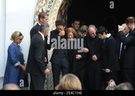 I parenti che frequentano la messa funeraria dell'attore e cantante francese Filip Nikolic nella chiesa ortodossa di Sainte-Genevieve-des-Bois, a sud di Parigi, Francia, il 24 settembre 2009. Filip Nikolic, ex cantante del famoso boyband 2B3, morì all'età di 35 anni di un attacco di cuore a causa di una combinazione di pillole che aveva usato per dormire. Divenne famoso in Francia e in Europa nel 1996 dopo aver creato la prima boyband francese con i suoi due migliori amici Adel Kachermi e Frank Delay. Foto di Frederic Nebinger/ABACAPRESS.COM Foto Stock