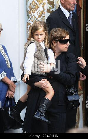 La figlia di Valerie Bourdin Sascha partecipa alla messa funeraria dell'attore e cantante francese (con radici serbe) Filip Nikolic alla chiesa ortodossa di Sainte-Genevieve-des-Bois, a sud di Parigi, Francia il 24 settembre 2009. Filip Nikolic, ex cantante del famoso boyband 2B3, morì all'età di 35 anni di un attacco di cuore a causa di una combinazione di pillole che aveva usato per dormire. Divenne famoso in Francia e in Europa nel 1996 dopo aver creato la prima boyband francese con i suoi due migliori amici Adel Kachermi e Frank Delay. Foto di Frederic Nebinger/ABACAPRESS.COM Foto Stock