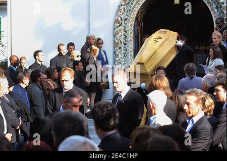 La messa funebre dell'attore francese (con radici serbe) e cantante Filip Nikolic alla chiesa ortodossa di Sainte-Genevieve-des-Bois, a sud di Parigi, Francia il 24 settembre 2009. Filip Nikolic, ex cantante del famoso boyband 2B3, morì all'età di 35 anni di un attacco di cuore a causa di una combinazione di pillole che aveva usato per dormire. Divenne famoso in Francia e in Europa nel 1996 dopo aver creato la prima boyband francese con i suoi due migliori amici Adel Kachermi e Frank Delay. Foto di Frederic Nebinger/ABACAPRESS.COM Foto Stock