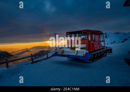 motoslitta in attesa di colpire le piste Foto Stock