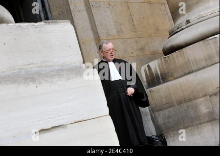 L'ex primo ministro francese e ministro degli Esteri Dominique de Villepin, avvocato Olivier Metzner, è visto durante il quarto giorno del processo del cosiddetto "caso Clearstream", presso il tribunale di Parigi, in Francia, il 28 settembre 2009. L'ex primo ministro francese e ministro degli Esteri Dominique de Villepin è sospettato di orchestrare una fuga nel 2004 di una lista faked di titolari di conti presso la banca Clearstream, che includeva il nome del presidente francese Nicolas Sarkozy. Anche due dirigenti della società europea di difesa (EADS), ex vice presidente Jean-Louis Gergorin e capo della ricerca Imad Lahoud, sono sotto accusa Foto Stock