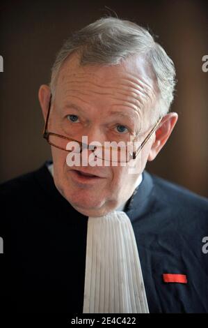 L'ex primo ministro francese e ministro degli Esteri Dominique de Villepin, avvocato Olivier Metzner, è visto durante il quarto giorno del processo del cosiddetto "caso Clearstream", presso il tribunale di Parigi, in Francia, il 28 settembre 2009. L'ex primo ministro francese e ministro degli Esteri Dominique de Villepin è sospettato di orchestrare una fuga nel 2004 di una lista faked di titolari di conti presso la banca Clearstream, che includeva il nome del presidente francese Nicolas Sarkozy. Anche due dirigenti della società europea di difesa (EADS), ex vice presidente Jean-Louis Gergorin e capo della ricerca Imad Lahoud, sono sotto accusa Foto Stock