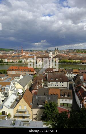 Vista dalla Fortezza di Marienberg al centro storico e al Ponte Vecchio principale di Würzburg e il meno, la bassa Franconia, la Franconia, la Baviera, la Germania Foto Stock