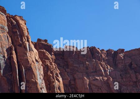 Guardando le enormi pareti del canyon di arenaria, il punto di osservazione Per Horseshoe Bend e le piccole persone che si levano in piedi sul scogliera bordo come visto dal per Foto Stock
