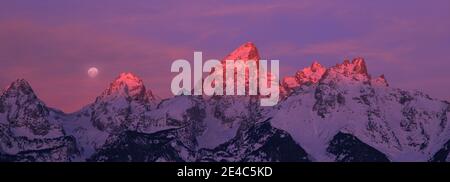 Vista panoramica della catena montuosa innevata, Teton Range, Grand Teton National Park, Wyoming, USA Foto Stock