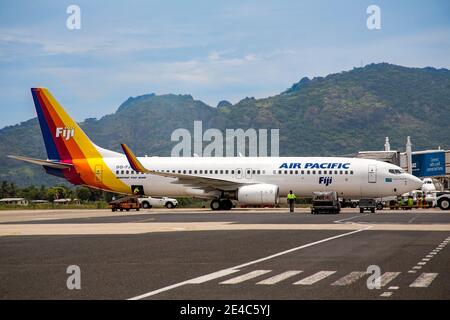 Un aereo Fiji Air Pacific Boeing 737-800 sulla pista all'Aeroporto Internazionale di Nadi, Fiji. Foto Stock