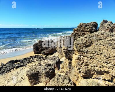 Scogliere erose dall'erosione sulla spiaggia di Costa Navarino, Messenia, Peloponneso, Grecia Foto Stock