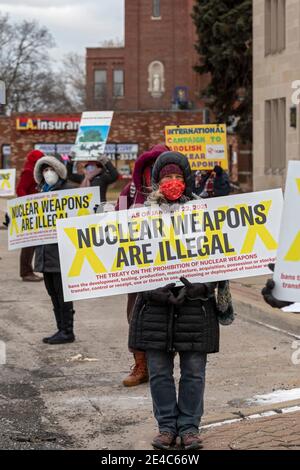 Ferndale, Michigan, Stati Uniti. 22 gennaio 2021. Gli attivisti della pace si radunano nella periferia di Detroit, chiedendo che gli Stati Uniti firmino il trattato sul divieto dei Weaspons nucleari (TPNW). Cinquantuno nazioni, esclusi gli Stati Uniti o altri stati nucleari, hanno ratificato il trattato, che entra in vigore il 22 gennaio 2021. Il trattato mira alla totale eliminazione delle armi nucleari. Vieta la produzione, il possesso e l'uso di armi nucleari. Credit: Jim West/Alamy Live News Foto Stock
