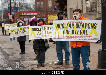 Ferndale, Michigan, Stati Uniti. 22 gennaio 2021. Gli attivisti della pace si radunano nella periferia di Detroit, chiedendo che gli Stati Uniti firmino il trattato sul divieto dei Weaspons nucleari (TPNW). Cinquantuno nazioni, esclusi gli Stati Uniti o altri stati nucleari, hanno ratificato il trattato, che entra in vigore il 22 gennaio 2021. Il trattato mira alla totale eliminazione delle armi nucleari. Vieta la produzione, il possesso e l'uso di armi nucleari. Credit: Jim West/Alamy Live News Foto Stock