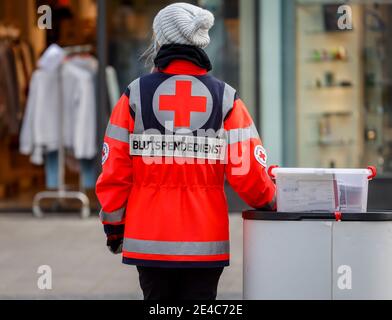 Essen, Nord Reno-Westfalia, Germania - i dipendenti del DRK Blood Donation Service West si trovano in uno stand informativo nella zona pedonale e pubblicizzano donazioni di sangue ai passanti in tempi di crisi della corona, la Croce Rossa tedesca, in tempi di influenza e coronavirus, Gli ospedali sono particolarmente interessati alle donazioni di sangue e istruiti a donare plasma sanguigno. Foto Stock