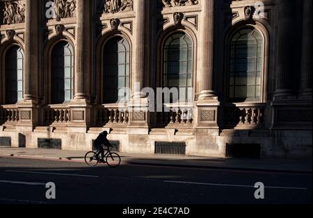 Londra, Regno Unito. 22 gennaio 2021. Un uomo in bicicletta nella città di Londra, Regno Unito, il 22 gennaio 2021. Le prime prove suggeriscono che la variante del coronavirus emersa nel Regno Unito potrebbe essere più mortale, ha detto il primo ministro Boris Johnson. Credit: May James/ZUMA Wire/Alamy Live News Foto Stock