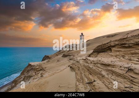 Il faro Rubjerg Knude in Danimarca in un pomeriggio di sole Foto Stock