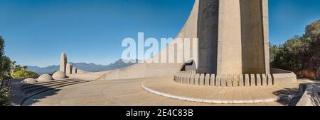 Monumento con catena montuosa sullo sfondo, Afrikaans Language Monument, Paarl, Città del Capo, Provincia del Capo Occidentale, Sud Africa Foto Stock