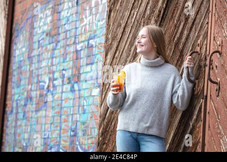 Giovane donna, tempo libero in città in estate. Foto Stock