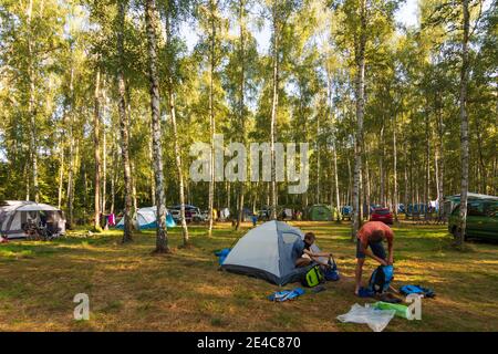 Hradek nad Nisou (Grottau), campeggio sul lago Kristyna, turisti imballaggio in Liberecky, Liberec Regione, Reichenberger Regione, ceco Foto Stock