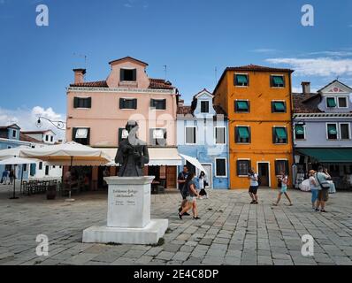 Venezia, Italia - 03 settembre 2018: Foto grandangolare di una statua di Baldassare Galuppi compositore veneziano ritratto di musicista contro colorato edificio ex Foto Stock