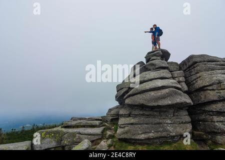 Spindleruv Mlyn (Spindlermühle), Slaskie Kamienie o Divci kameny ('rocce silesiane' o 'rocce di aiden'; Mädelsteine, escursionista a Krkonose (montagne Giant, Riesengebirge), Kralovehradecky, Regione Hradec Kralove, Regione Königgrätzer, ceco Foto Stock