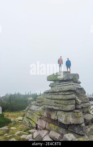 Spindleruv Mlyn (Spindlermühle), Slaskie Kamienie o Divci kameny ('rocce silesiane' o 'rocce di aiden'; Mädelsteine, escursionista a Krkonose (montagne Giant, Riesengebirge), Kralovehradecky, Regione Hradec Kralove, Regione Königgrätzer, ceco Foto Stock