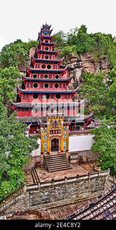 Vista elevata del tempio buddista sulla collina di Shibaozhai lungo il fiume Yangtze, Cina Foto Stock