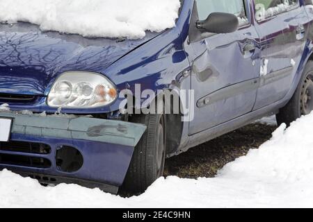 Incidente - un incidente stradale che coinvolge l'auto in inverno Foto Stock