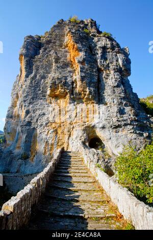 Il ponte in pietra ad arco singolo Kokkoris è stato costruito nel 1750, si estende su una stretta valle del ruscello tra due pareti ripide, regione montuosa dell'Epiro, Grecia settentrionale Foto Stock