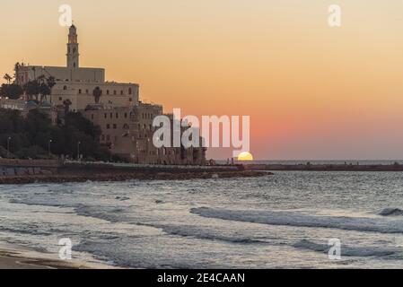 Tel Aviv, Israele - 25 dicembre 2020: Bella vista di una spiaggia nel Porto Vecchio di Jaffa durante un tramonto luminoso e colorato. Foto di alta qualità Foto Stock