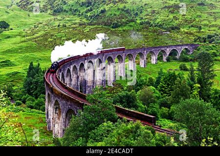 La famosa locomotiva a vapore sul viadotto Glenfinnan in Scozia Foto Stock