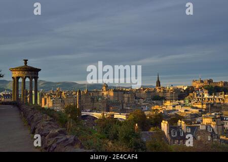 Calton Hill, Dugald Stewart Monument, Castle, e il paesaggio urbano con Princess Street, Edimburgo, Scozia, Regno Unito, Isole britanniche Foto Stock