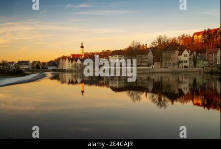 Vista sul Lechwehr e sul centro storico di Landsberg am Lech, alta Baviera, Baviera, Germania Foto Stock