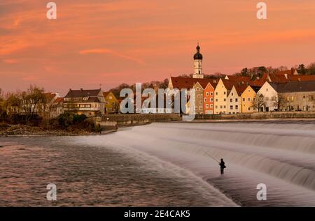 Vista sul Lechwehr e sul centro storico di Landsberg am Lech, alta Baviera, Baviera, Germania Foto Stock