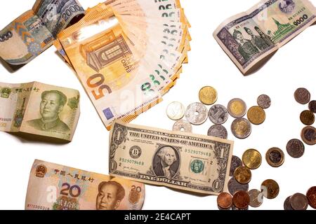 Banconote e monete isolate di fondo bianco, cinquanta euro, un dollaro e Mao Zedong 20, 1 carta cinese bollette Yuan renminbi. Euro, svedese, dollaro USA Foto Stock