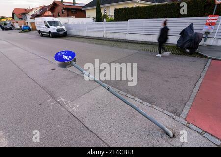 Traiskirchen, in caso di incidente stradale bussato al cartello stradale a piedi e in bicicletta a Wienerwald / Vienna Woods, Niederösterreich / bassa Austria, Austria Foto Stock