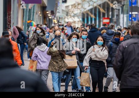 Essen, zona della Ruhr, Nord Reno-Westfalia, Germania - Essen centro città in tempi della crisi della corona durante la seconda parte della chiusura, passanti con maschere protettive camminano nella zona pedonale attraverso la Limbecker Strasse decorata a Natale presso il centro commerciale Limbecker Platz. Foto Stock