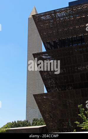 Il Museo Nazionale di Storia e Cultura Africana americana di fronte al Washington Monument a Washington DC. Foto Stock