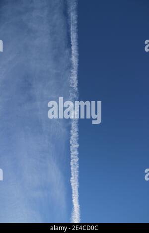 Vista dal Königsstand (1453 m) su Kramer vicino Garmisch-Partenkirchen, alta Baviera, Baviera, Germania, Werdenfelser Land, contrails nel cielo, mezzo bianco, mezzo blu Foto Stock